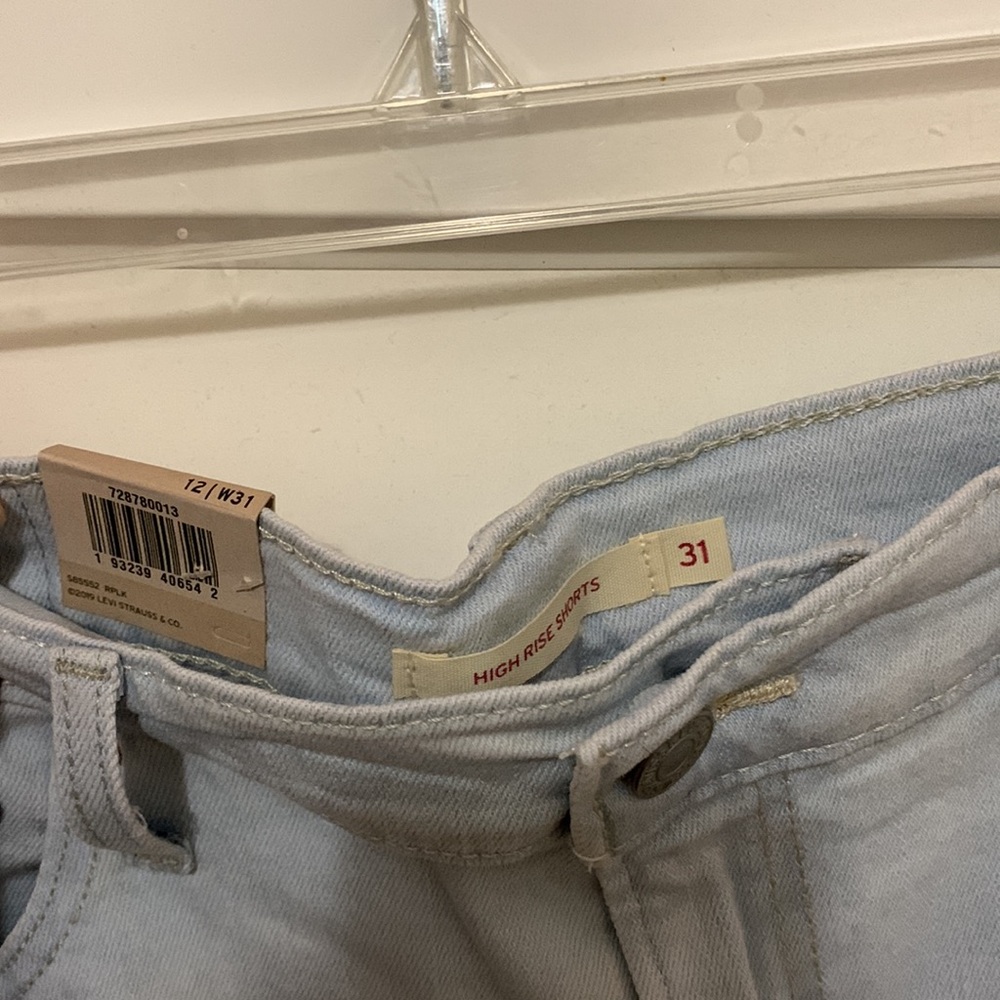 High Rise Levi's Shorts - Picture 7 of 7